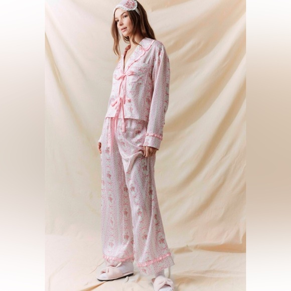 924. Floral print satin long sleeve pajama in pink - Picture 2 of 3